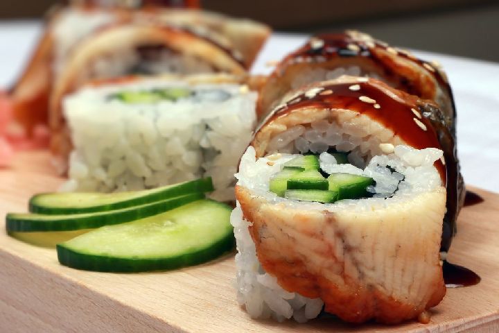 Modern sushi készítés, japán chef